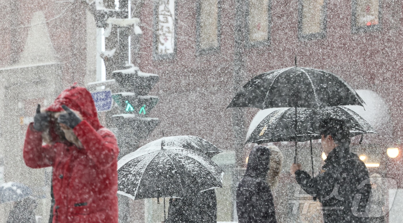 서울에 대설주의보가 내려진 6일 오후 서울 종로구 종각역 인근에서 시민들이 발걸음을 재촉하고 있다. 2025.2.6/뉴스1 ⓒ News1 김도우 기자