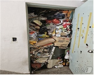 지난달 이웃주민의 신고로 구조된 김 모씨 집 현관문에 쓰레기 더미가 쌓여 있다.(남구 제공)