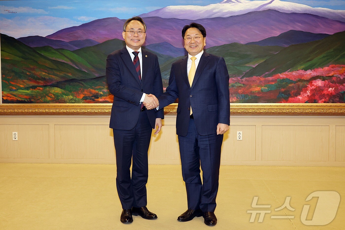 고기동(왼쪽) 행정안전부 장관 직무대행이 6일 오후 강기정 시도지사협의회 감사(광주광역시장)를 만나 민생안정을 위한 중앙-지방 간 협력방안 등을 논의한 뒤 악수하고 있다. (행정안전부 제공) 2025.2.6/뉴스1