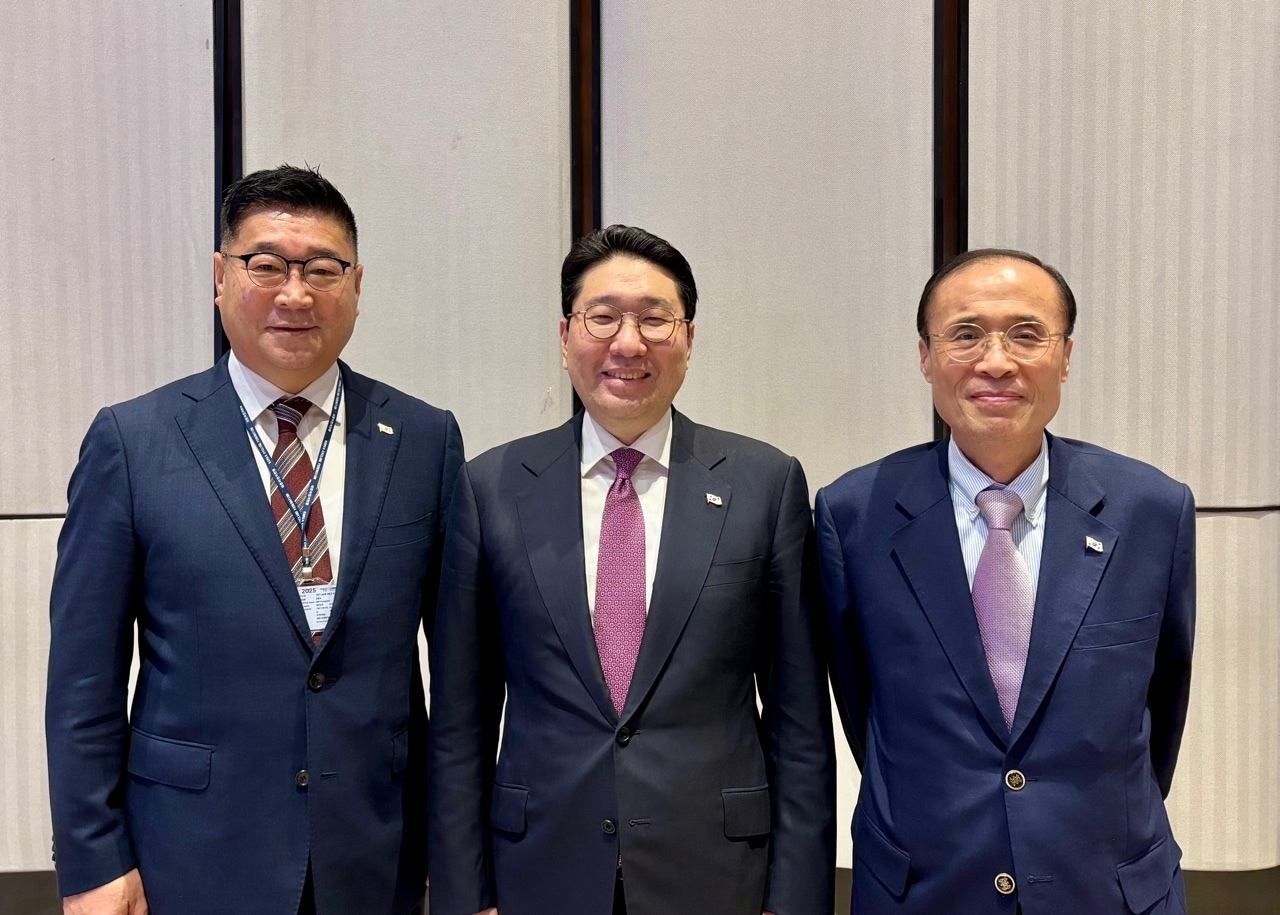 김영수(왼쪽부터) 아시아사이클연맹 집행위원 당선인, 이상현 제29대 대한사이클연맹 회장 당선인, 이대훈 전 대한사이클연맹 부회장.(대한사이클연맹 제공)