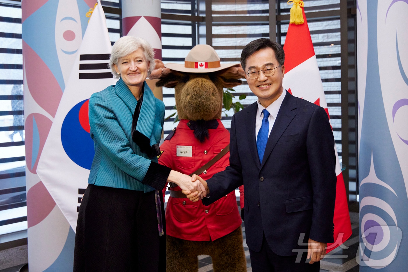 6일 오후 주한 캐나다 대사관에서 김동연 경기도지사가 경기도-캐나다 교류협력 강화 논의를 위해 타마라 모휘니(Tamara Mawhinney) 주한 캐나다 대사를 면담했다.(경기도 제공)