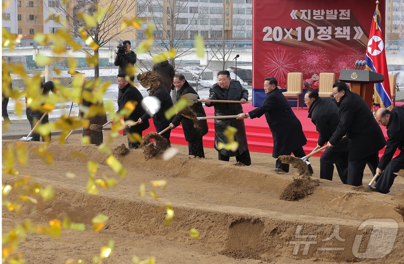 (평양 노동신문=뉴스1) = 북한 노동당 기관지 노동신문은 7일 "새 시대 지방발전 정책의 드팀없는 실행을 위한 2025년도 대 건설 투쟁이 개시됐다"면서 김정은 총비서가 강동군병원과 종합봉사소 건설 착공식에 참가했다고 보도했다. [국내에서만 사용가능. 재배포 금지. DB 금지. For Use Only in the Republic of Korea. Redistribution Prohibited] rodongphoto@news1.kr