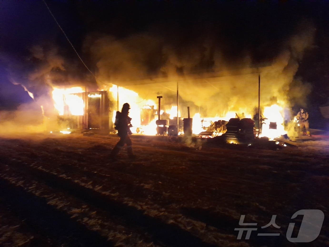 6일 오후 11시34분쯤 경북 안동시 남선면 구미리 한 농막에서 불이나 소방당국이 화재를 진압하고 있다.(경북소방 제공)2025.2.7/뉴스1