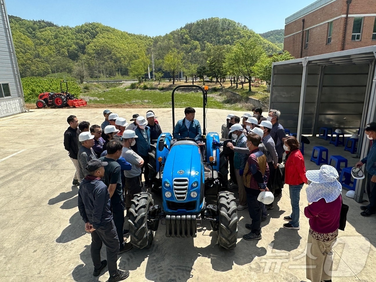 의성 농업인들이 농기계 안전교육을 듣고 있다(의성군 제공)2025.2.7/뉴스1