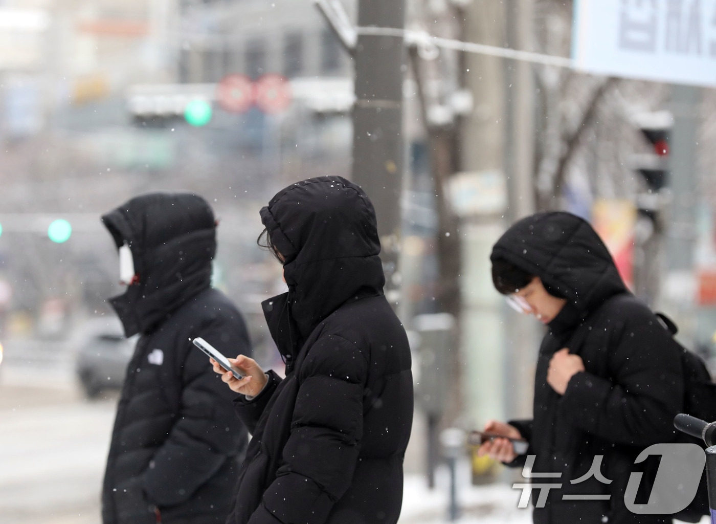 대설특보가 내려진 7일 오전 광주 북구 오치동 횡단보도에서 시민들이 패딩 모자를 쓴 채 신호를 기다리고 있다. 2025.2.7/뉴스1 ⓒ News1 박지현 기자