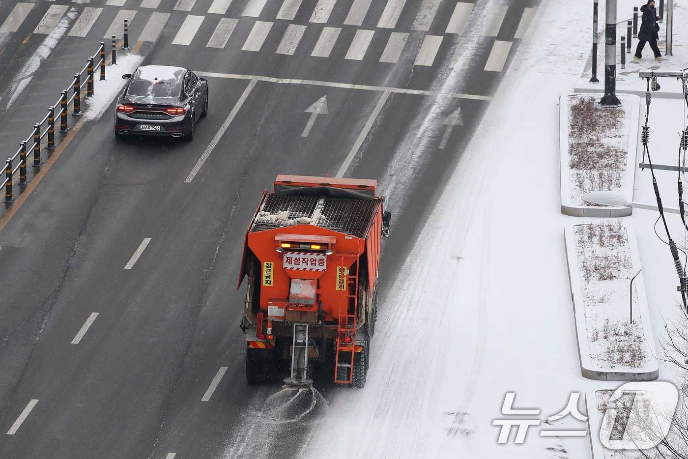 밤새 눈이 내린 7일 오전 대구 앞산터널 주변에서 제설차량이 제설작업을 하고 있다. 2025.2.7/뉴스1 ⓒ News1 공정식 기자