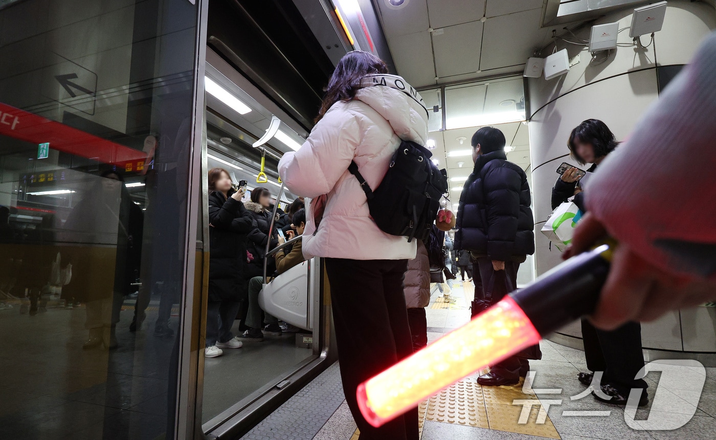 시민들이 선로 장애로 인한 열차 지연으로 불편을 겪고 있다. (자료사진) /뉴스1 ⓒ News1 장수영 기자