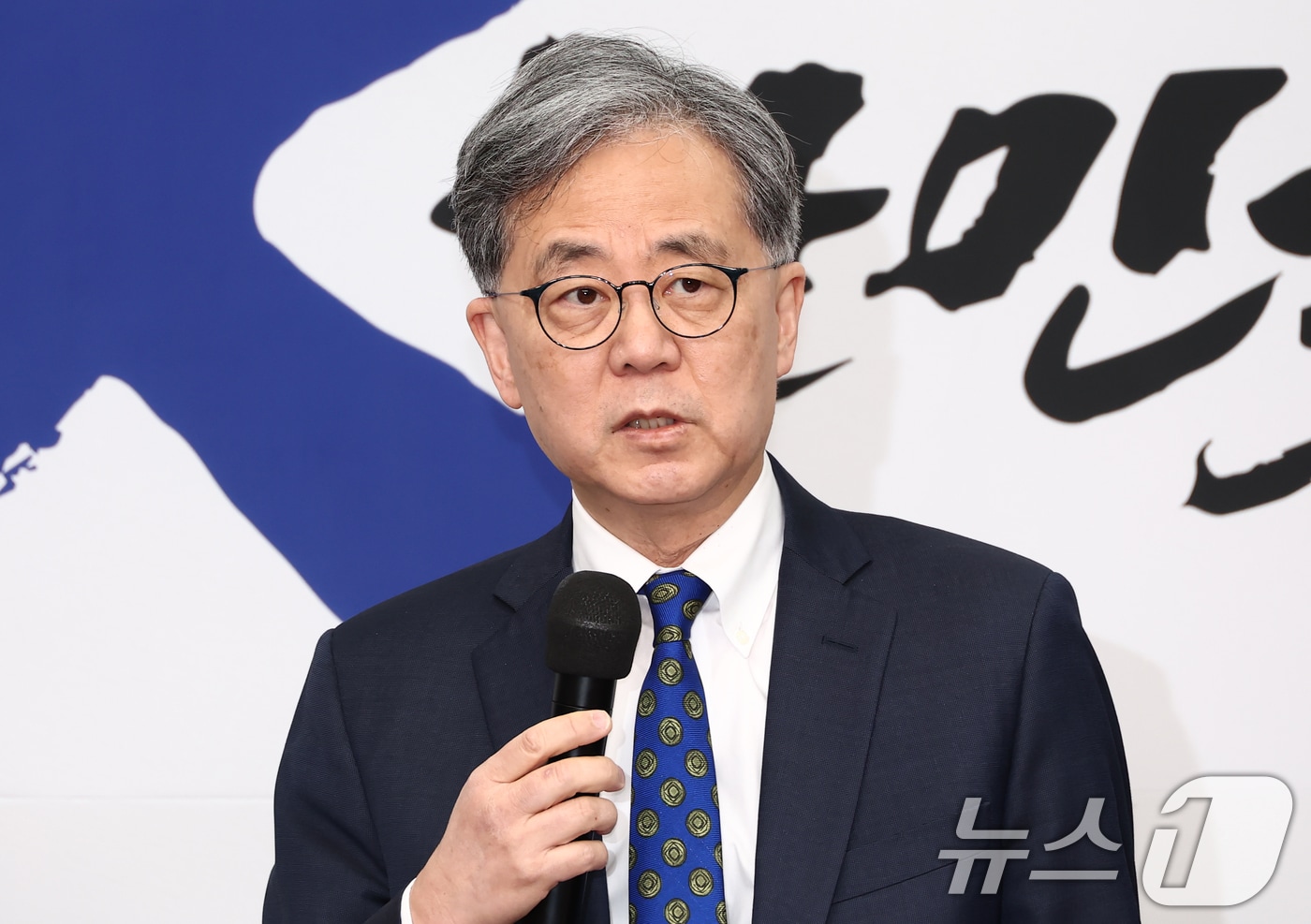 김현종 더불어민주당 외교안보 보좌관이 7일 오전 서울 여의도 국회에서 최고위원회의에 앞서 열린 임명식에서 소회를 밝히고 있다. 2025.2.7/뉴스1 ⓒ News1 김민지 기자