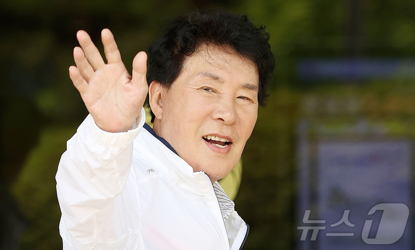 &#39;국민 트로트 가수&#39; 송대관이 별세했다. 향년 78세. 송대관은 지난 1967년 곡 &#39;인정많은 아저씨&#39;로 데뷔했다. 이후 1975년 발표한 곡 &#39;해뜰날&#39;이 대히트를 기록하며 전성기를 맞았고 이후 각종 상을 휩쓸며 트로트계 레전드로 올라섰다. 송대관은 곡 &#39;정 때문에&#39;, &#39;차표 한 장&#39;, &#39;큰 소리 뻥뻥&#39;, &#39;고향이 남쪽이랬지&#39; 등의 히트곡을 남겼다. &#40;뉴스1 DB&#41; 2025.2.7/뉴스1