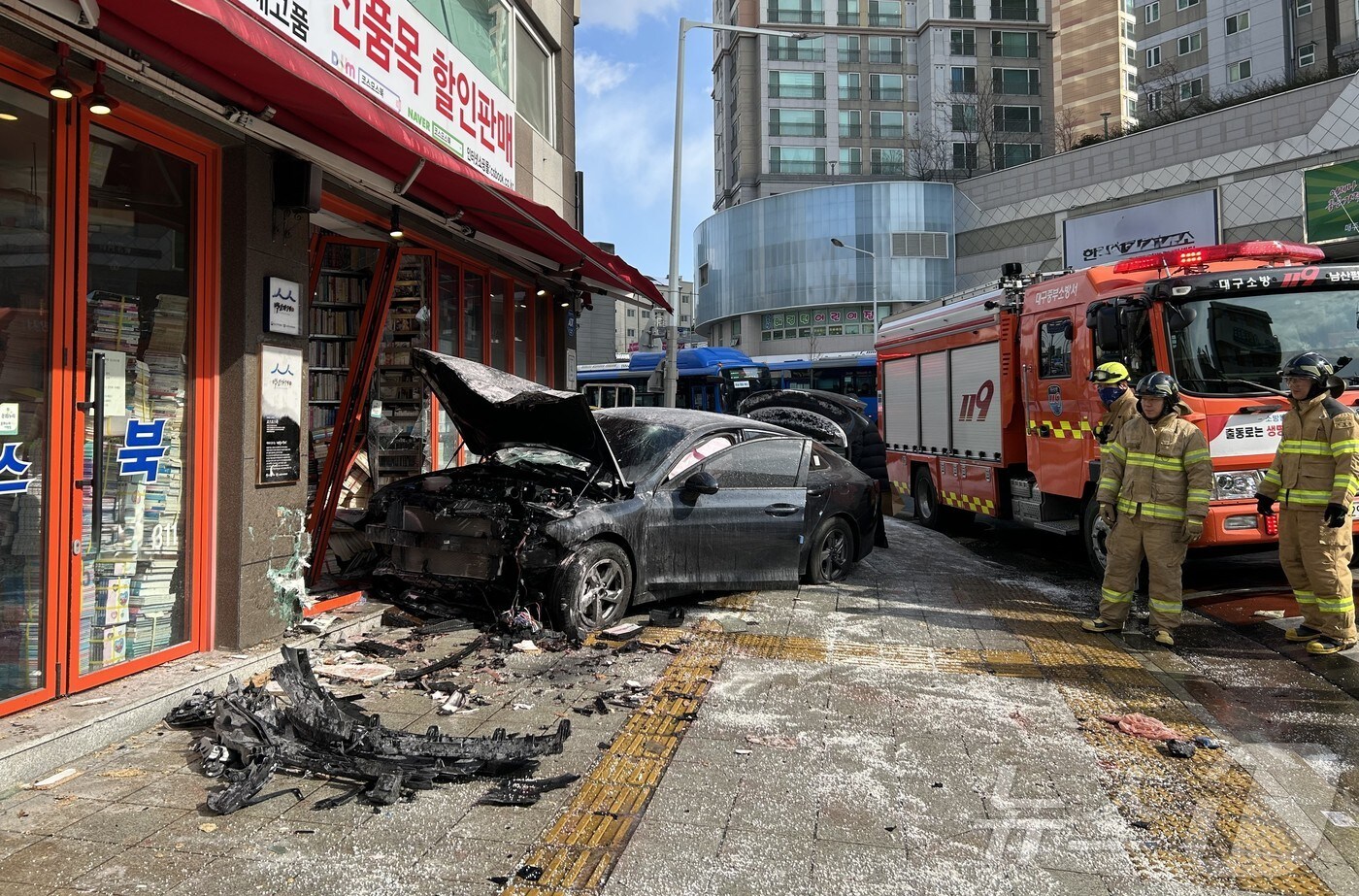7일 오전 11시25분쯤 대구 중구 남산동 남문시장네거리에서 K5 승용차가 서점이 들어선 상가 건물 1층으로 돌진해 4명이 다쳤다. 2025.2.7/뉴스1 ⓒ 공정식 기자