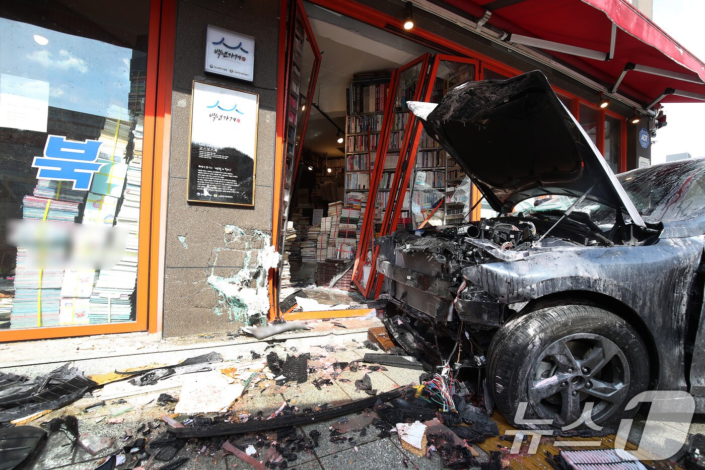 7일 오전 11시25분쯤 대구 중구 남산동 남문시장네거리에서 K5 승용차가 인도 위 상가 건물 1층 서점으로 돌진해 4명이 다치는 사고가 발생했다. 2025.2.7/뉴스1 ⓒ News1 공정식 기자