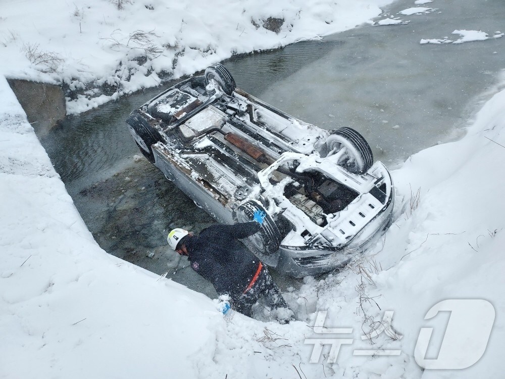7일 오전 11시 21분께 전북 군산시 대야면 한 도로에서 눈길에 미끄러진 승용차가 도랑에 빠져있다. (전북소방 제공) 2025.2.7/뉴스1 ⓒ News1 신준수 기자