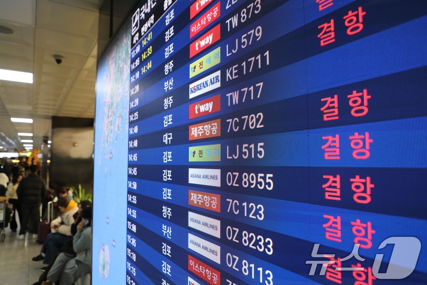 7일 오후 제주국제공항 운항 현황판에 대부분의 항공편이 결항되고 있다. 이날 제주는 강풍과 많은 눈으로 항공편 운항이 차질을 빚고 있다. 2025.2.7/뉴스1 ⓒ News1 고동명 기자