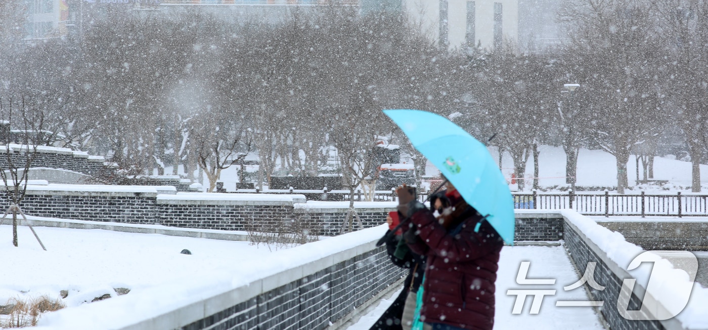 전북 전역에 대설특보가 발효된 7일 전북자치도 전주시 덕진공원에서 한 시민이 설경을 촬영하고 있다. 2025.2.7/뉴스1 ⓒ News1 유경석 기자