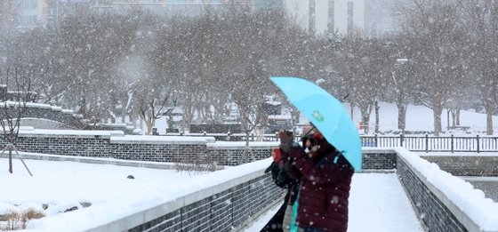 전북자치도 전주시 덕진공원에서 한 시민이 설경을 촬영하고 있다. 2025.2.7/뉴스1 ⓒ News1 유경석 기자