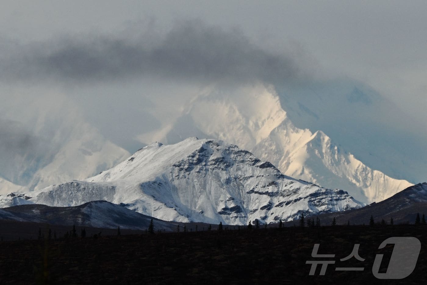 미국 알래스카 데날리 국립공원 내부에서 본 북미에서 가장 높은 산봉우리인 데날리를 구름이 가리고 있다. 2022.09.22 ⓒ AFP=뉴스1 ⓒ News1 김경민 기자