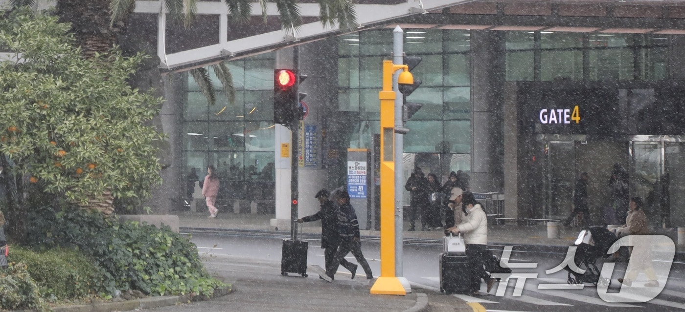 눈보라 치는 제주국제공항.ⓒ News1 고동명 기자