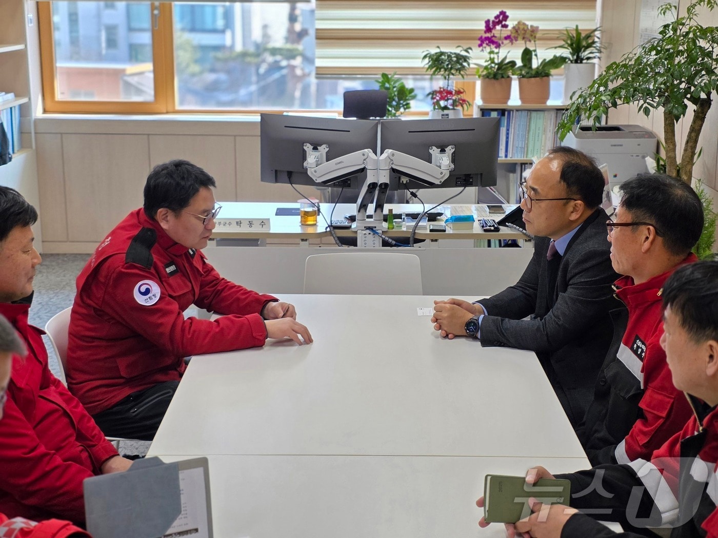 최수천 동부지방산림청장이 7일 탁동수 강원 양양군수 직무대행을 만나 산불피해 최소화 방안을 논의하고 있다.(동부산림청 제공) 2025.2.7/뉴스1