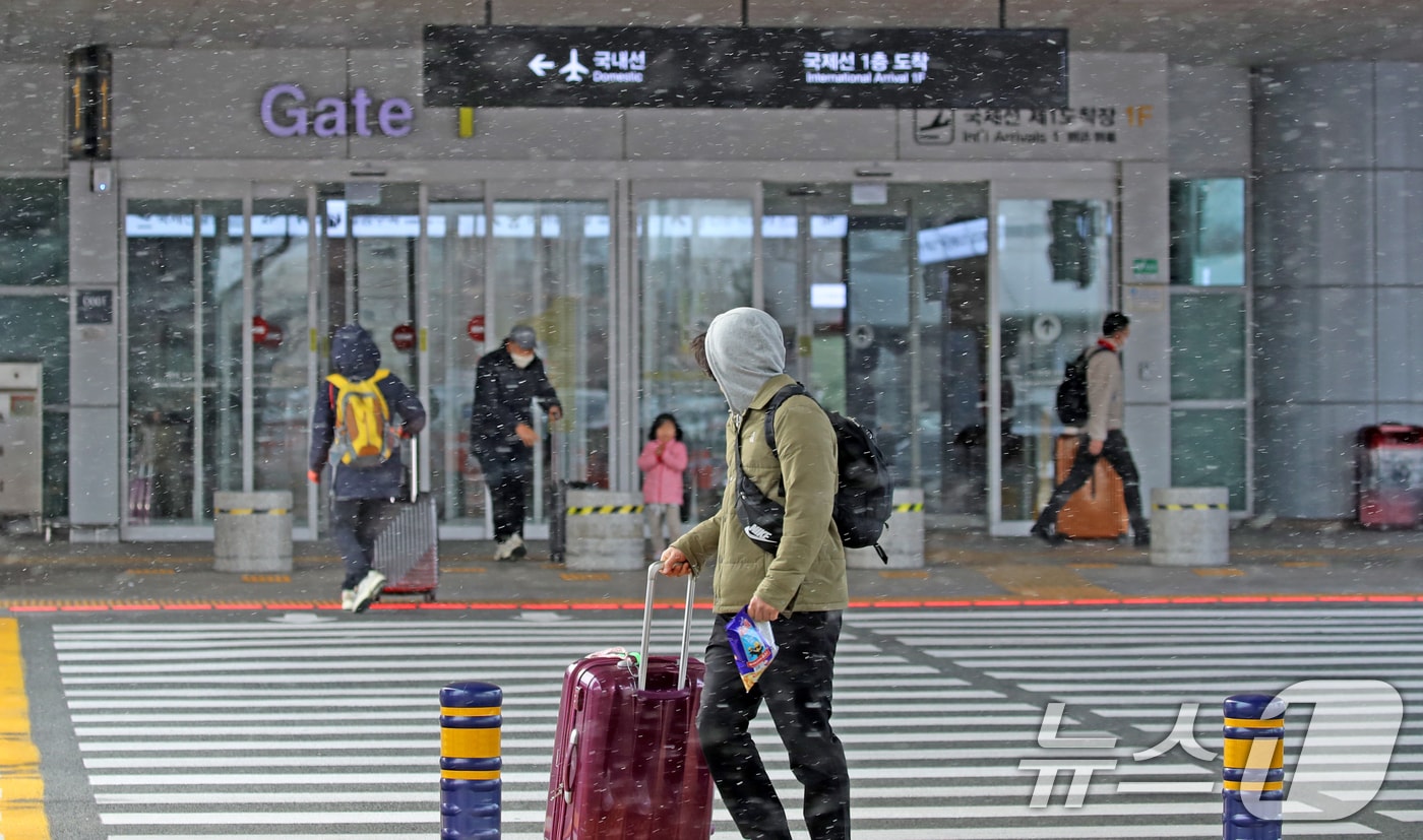 7일 오후 부산 강서구 김해국제공항 국제선 청사 앞에서 눈이 강풍에 휘날리고 있다. 2025.2.7/뉴스1 ⓒ News1 윤일지 기자