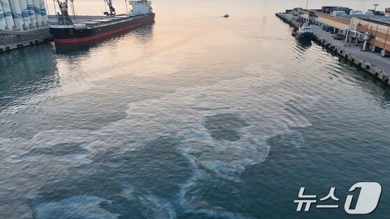 7일 부산항 북항4부두 기름 유출 현장(부산해경서 제공)