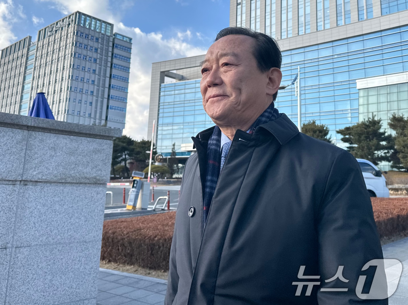 뇌물수수 및 정치자금법 혐의로 재판에 넘겨진 송철호 전 울산시장이 7일 울산지법 1심에서 무죄를 선고 받은 뒤 법원을 나서고 있다. 2025.2.7/뉴스1 ⓒ News1 조민주 기자