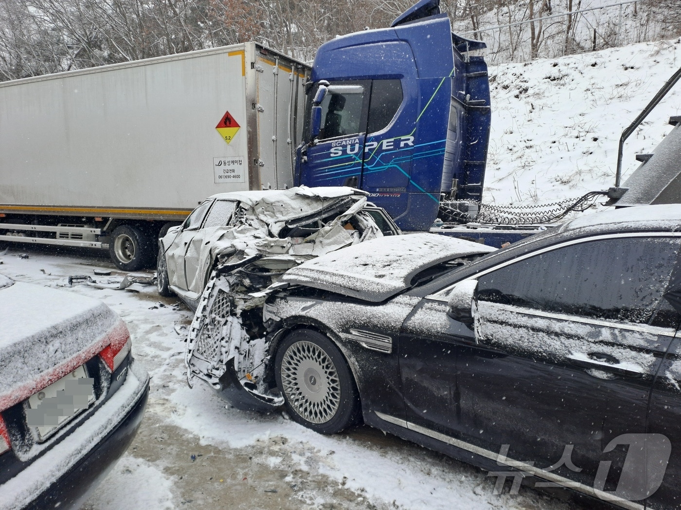 7일 오후 3시께 전북 남원시 대산면 순천완주고속도로 하행선 59㎞ 지점에서 차량 30여대가 잇따라 추돌하는 사고가 발생해 어지러운 모습을 보이고 있다. (전북자치도소방본부 제공) 2025.2.7/뉴스1 ⓒ News1 장수인 기자