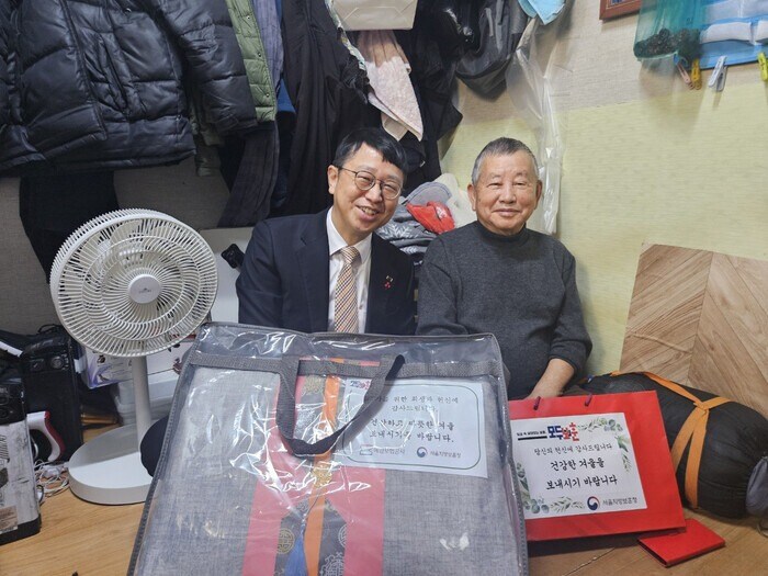 전종호 서울지방보훈청장이 설 명절을 맞아 취약계층 국가유공자를 위문하고 있다.(서울지방보훈청 제공)