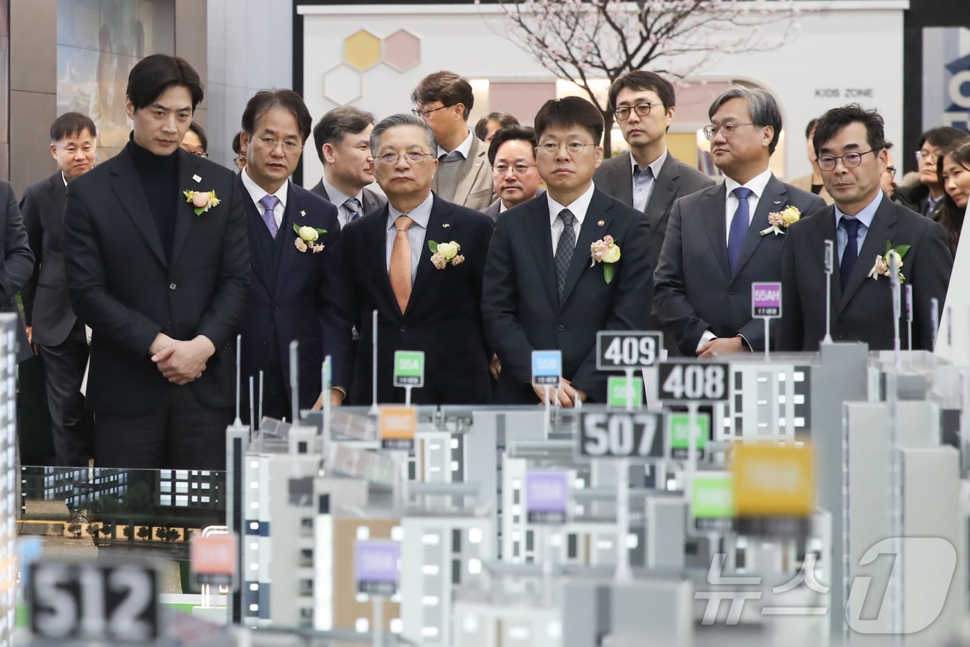 진현환 국토교통부 1차관과 이한준 한국토지주택공사(LH) 사장, 이동환 고양시장을 비롯한 참석자들이 7일 경기 고양시 일산 킨텍스에서 열린 고양창릉지구 첫 마을(A4·S5·S6) 주택전시관 개관식에서 행사장을 둘러보고 있다. (국토교통부 제공) 2025.2.7/뉴스1