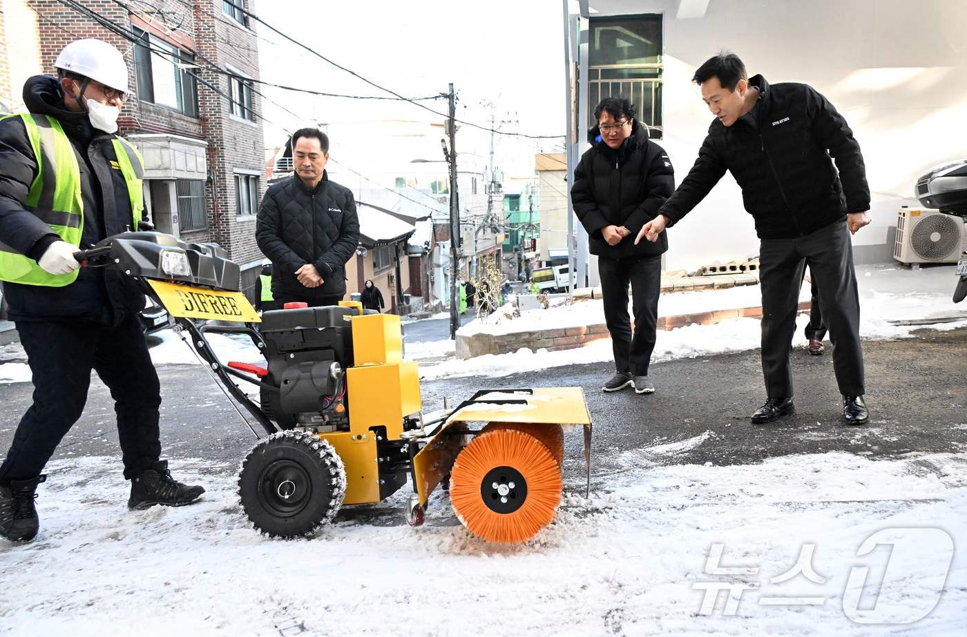오세훈 서울시장이 서울 종로구 창신동 쪽방촌 '밤추위대피소'로 운영되고 있는 동행목욕탕을 찾아 한파 대비 현황과 인근 결빙취약도로 등을 점검하고 있다. (서울시 제공) 2025.2.7/뉴스1