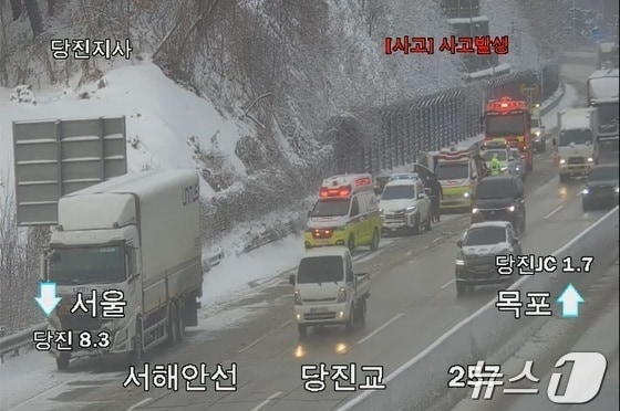 충남소방본부가 당진 사기소동 서해안고속도로 서울 방향 257㎞ 지점에서 발생한 교통사고를 수습하고 있다.(한국도로공사 교통정보 갈무리). / 뉴스 1