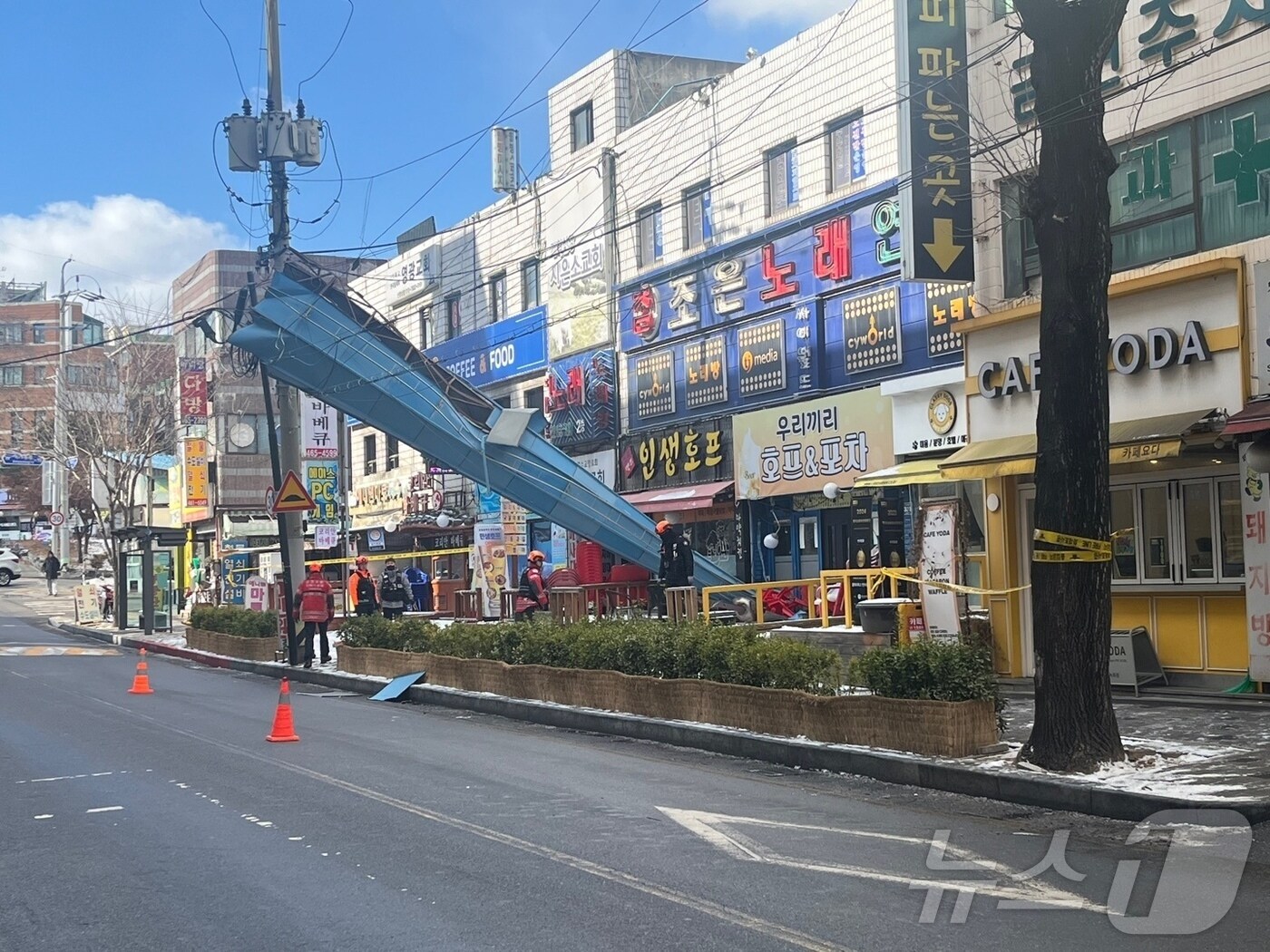 이날 오후 1시 23분쯤 인천시 남동구 만수동에서 20m짜리 교회 첨탑이 아래 인도로 떨어졌다.(인천소방본부 제공)2025.2.7/뉴스1 