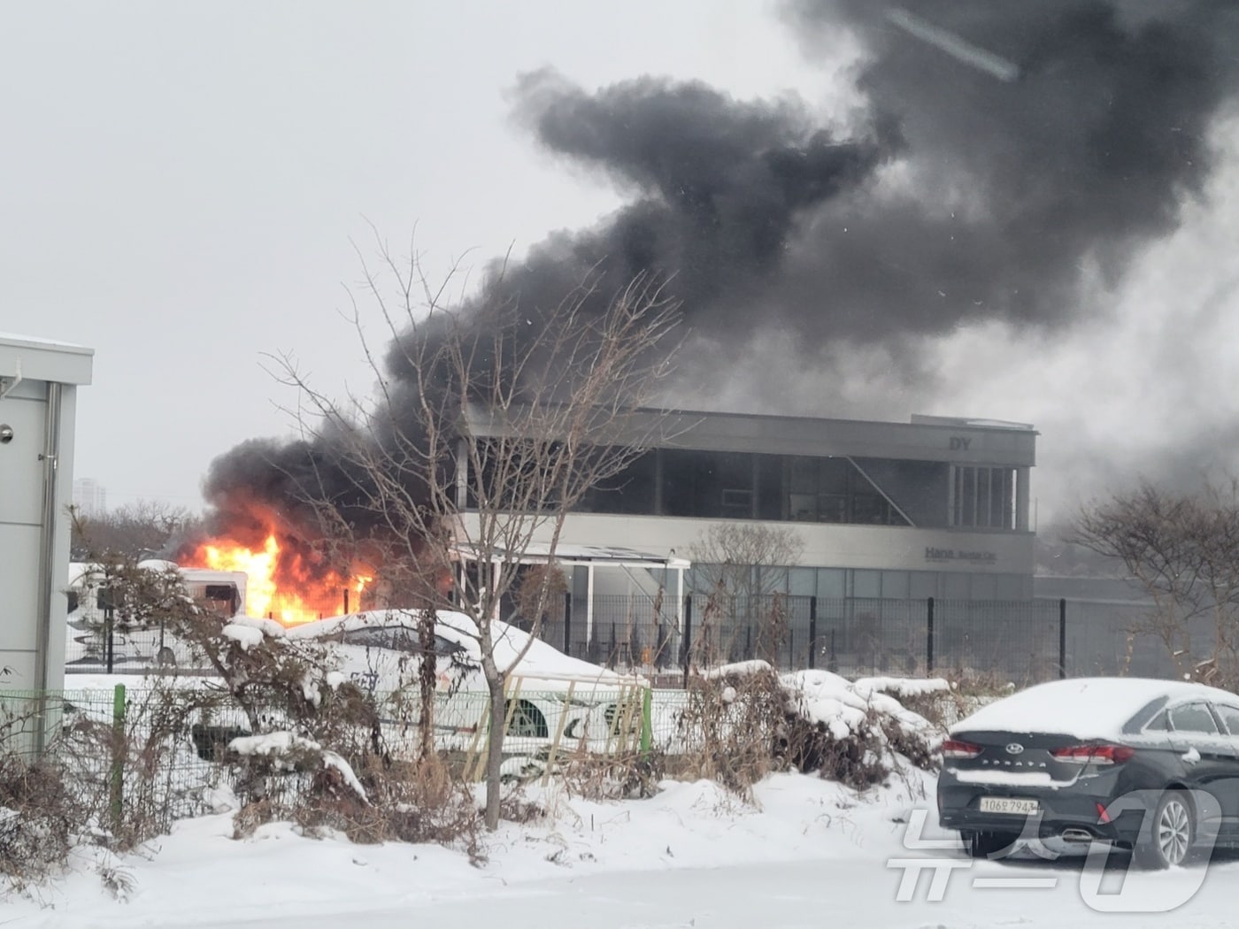 7일 오후 광주 광산구의 한 공업소 컨테이너가 불에 타고 있다.(사진=독자제공) 2025.2.7