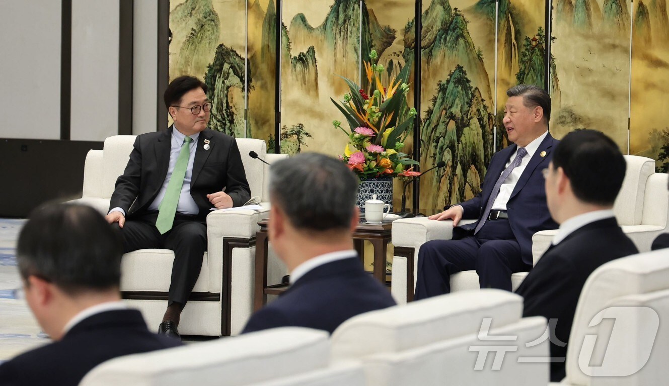 우원식 국회의장이 7일 중국 헤이룽장성 하얼빈시 타이양다오 호텔에서 시진핑 국가주석과 면담하고 있다. (국회의장실 제공)