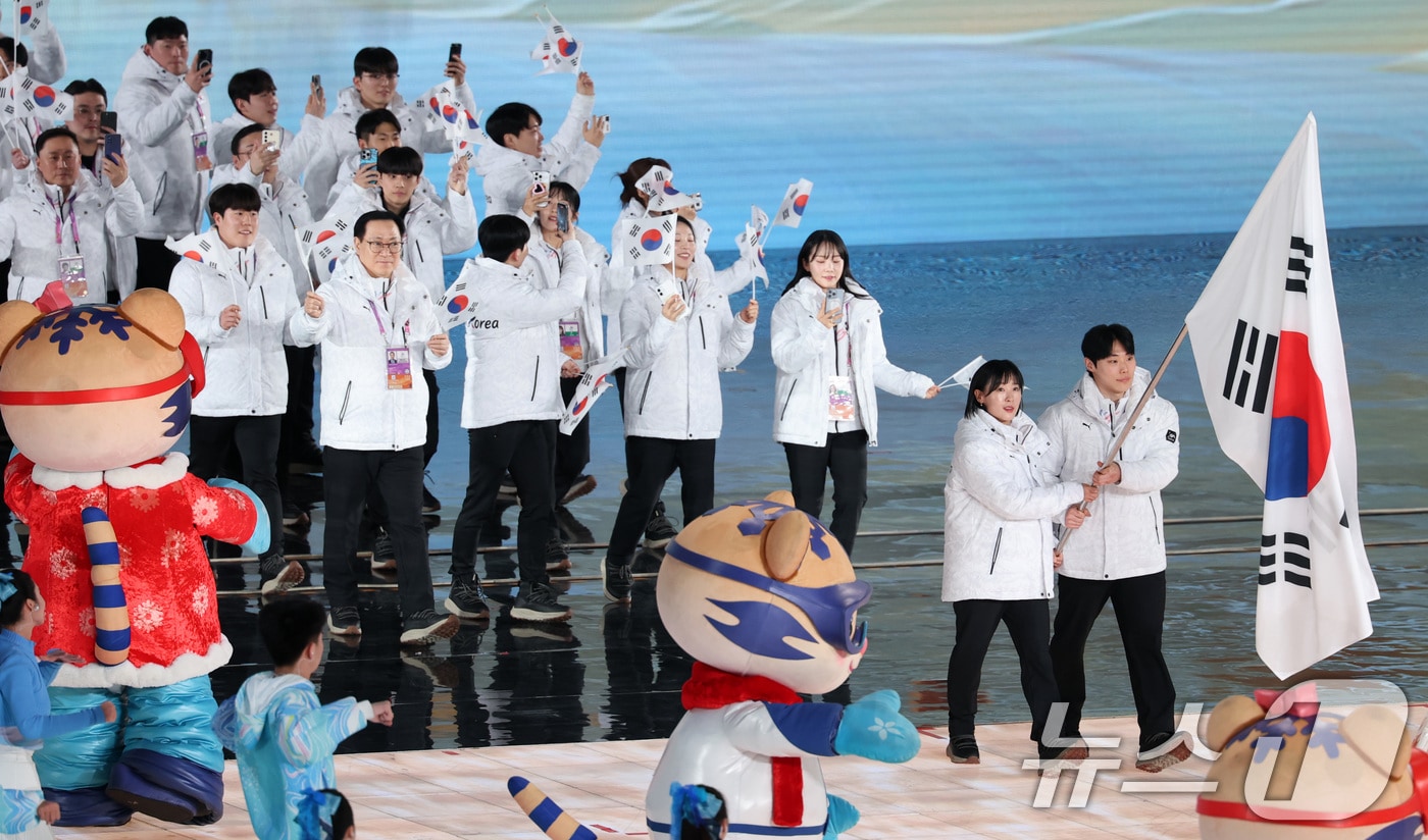 7일(현지시간) 중국 헤이룽장성 하얼빈 국제 컨벤션 전시 스포츠센터에서 열린 제9회 하얼빈 동계아시안게임 개막식에서 대한민국 이총민(아이스하키), 김은지(컬링) 기수를 필두로 선수단이 입장하고 있다. 2025.2.7/뉴스1 ⓒ News1 이승배 기자