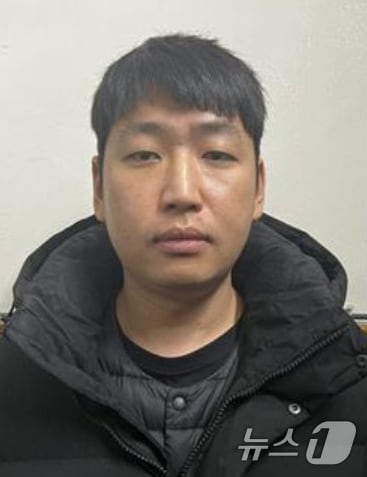 역대 최대 규모 텔레그램 성 착취방 '목사방' 총책 김녹완(남·33) 씨의 신상 정보가 8일 공개됐다. 올해 첫 신상 공개 피의자다. 서울경찰청은 이날 오전 9시 '특정중대범죄 피의자 등 신상정보 공개에 관한 법률' 제4조에 따라 청소년성보호법 위반 등 혐의를 받는 김 씨의 얼굴과 성명, 나이를 공개했다. 그의 신상 정보는 서울경찰청 홈페이지에 다음 달 10일까지 30일간 게시된다. (서울경찰청 제공) 2025.2.8/뉴스1