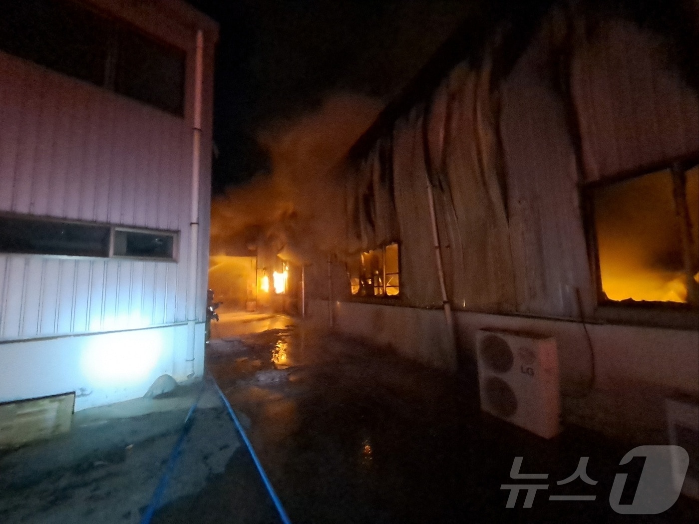 8일 오전 6시 21분쯤 충북 음성군 대소면의 한 보일러 제조 공장에서 원인을 알 수 없는 불이 났다.(음성소방서 제공).2025.02.08./뉴스1