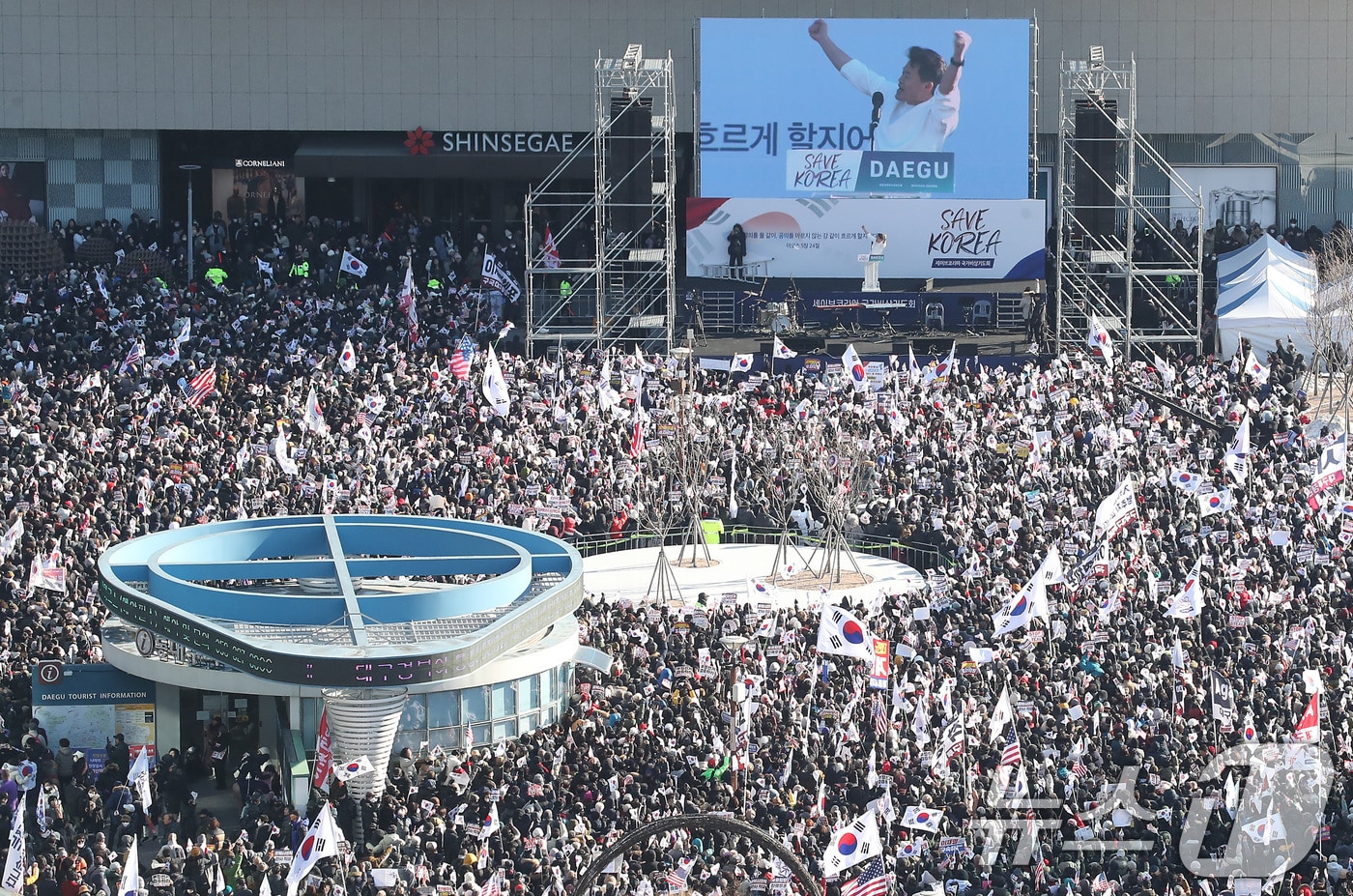 윤석열 대통령 탄핵 반대 집회에서 애국가를 제창한 이철우 경북도지사에 대한 고발장이 접수돼 경찰이 수사에 착수하자 국민의힘 경북도당이 반발하고 있다. 사진은 이 도지사가 지난달 8일 참석한 '세이브코리아 국가비상기도회' 모습. (사진은 기사 내용과 무관함) 2025.2.8/뉴스1 ⓒ News1 공정식 기자