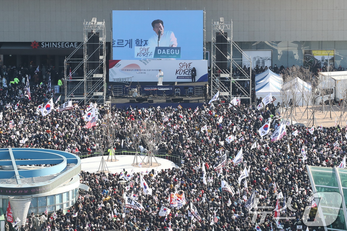 한국사 '일타강사' 전한길이 8일 오후 대구 동구 동대구역 광장에서 열린 '세이브코리아 국가비상기도회'를 찾아 연설하고 있다. 2025.2.8/뉴스1 ⓒ News1 공정식 기자