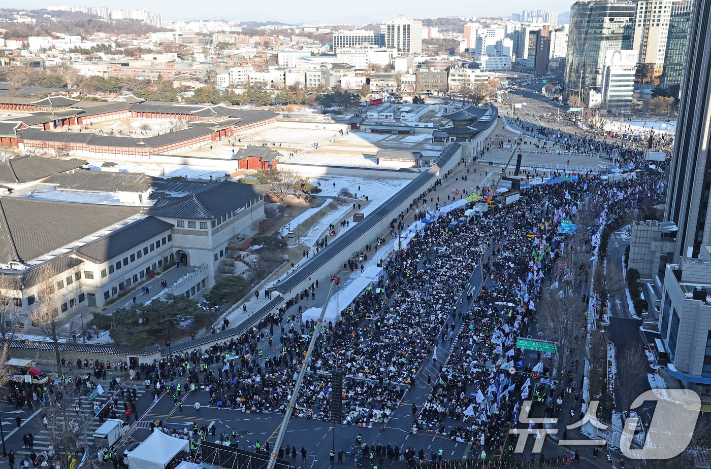 8일 오후 서울 종로구 경복궁역 일대에서 열린 윤석열 대통령 즉각 퇴진 사회대개혁 비상행동 주최 10차 범시민대행진 집회에서 참가자들이 윤 대통령의 파면을 촉구하는 구호를 외치고 있다. 2025.2.8/뉴스1 ⓒ News1 오대일 기자