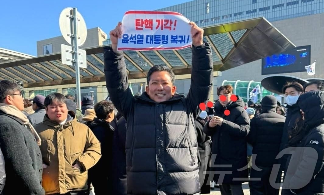 김장호 구미시장이 8일 동대구역에서 열린 ' 탄핵반대 집회'에서 손피켓을 들고 있다. (김장호 페이스북 갈무리)/2025.2.8/뉴스1