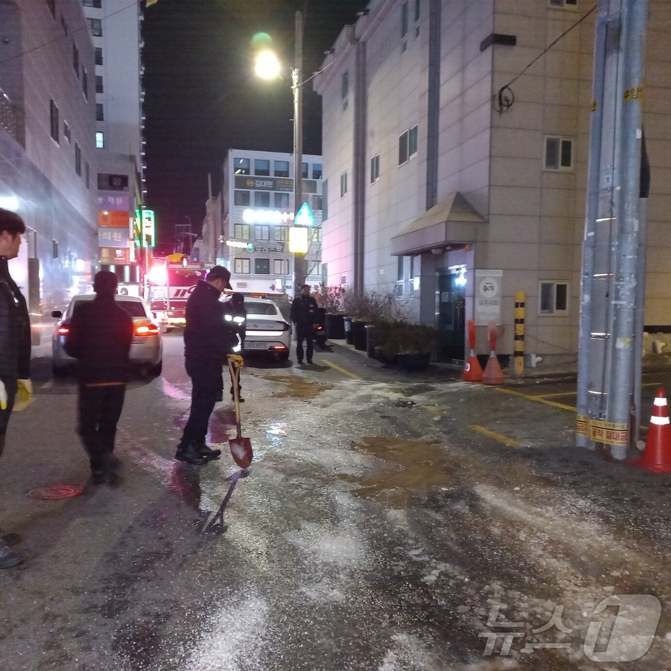 8일 오후 11시 18분쯤 부산 남구 대연동에서 배관 동파로 인한 누수가 발생해 도로가 결빙됐다.(부산소방재난본부 제공)