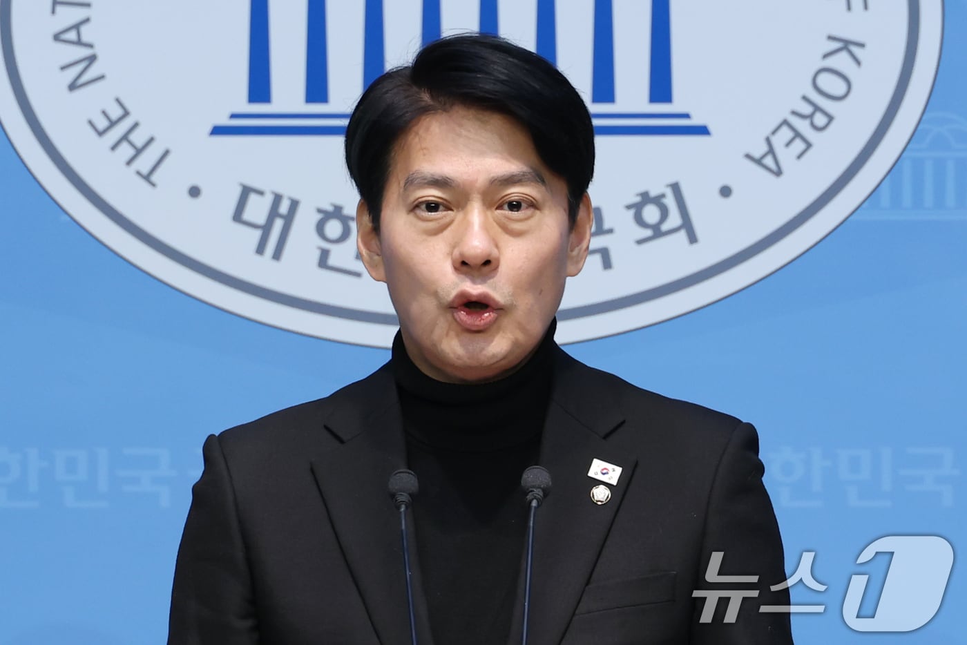 한민수 더불어민주당 대변인이 9일 오전 서울 여의도 국회 소통관에서 국민의힘 제1야당 대표 전담 특위 및 이진우·여인형 접견 관련 브리핑을 하고 있다. 2025.2.9/뉴스1 ⓒ News1 이광호 기자