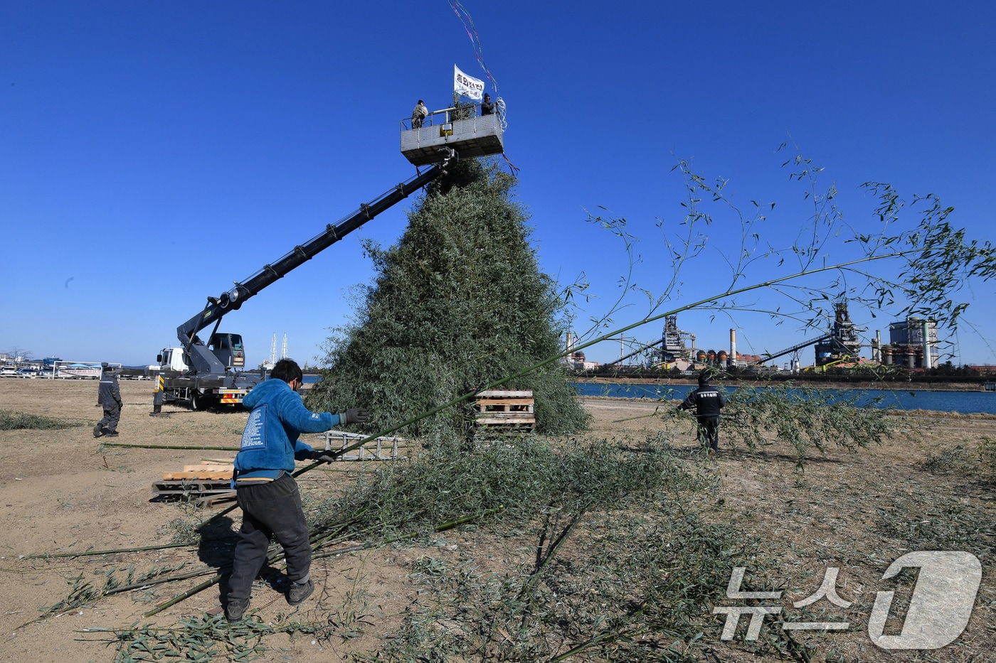 정월대보름을 앞둔 9일 오후 경북 포항시 남구 해도동 형산강 체육공원에 대형 달집이 세워지고 있다. 포항시는 정월대보름인 오는 12일 오후 형산강과 월포 등 총 6곳에서 달집태우기 행사를 개최한다. 2025.2.9/뉴스1 ⓒ News1 최창호 기자
