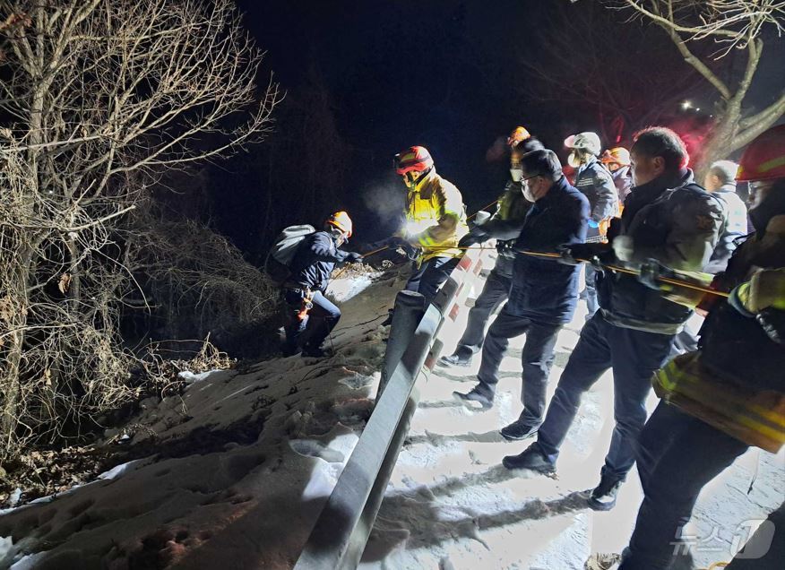 9일 오전 1시 34분쯤 강원 홍천군 서면 팔봉리의 한 산 낭떠러지로 추락한 20대 여성이 소방구조대에 의해 구조됐다. (홍천소방서 제공) 2025.2.9/뉴스1
