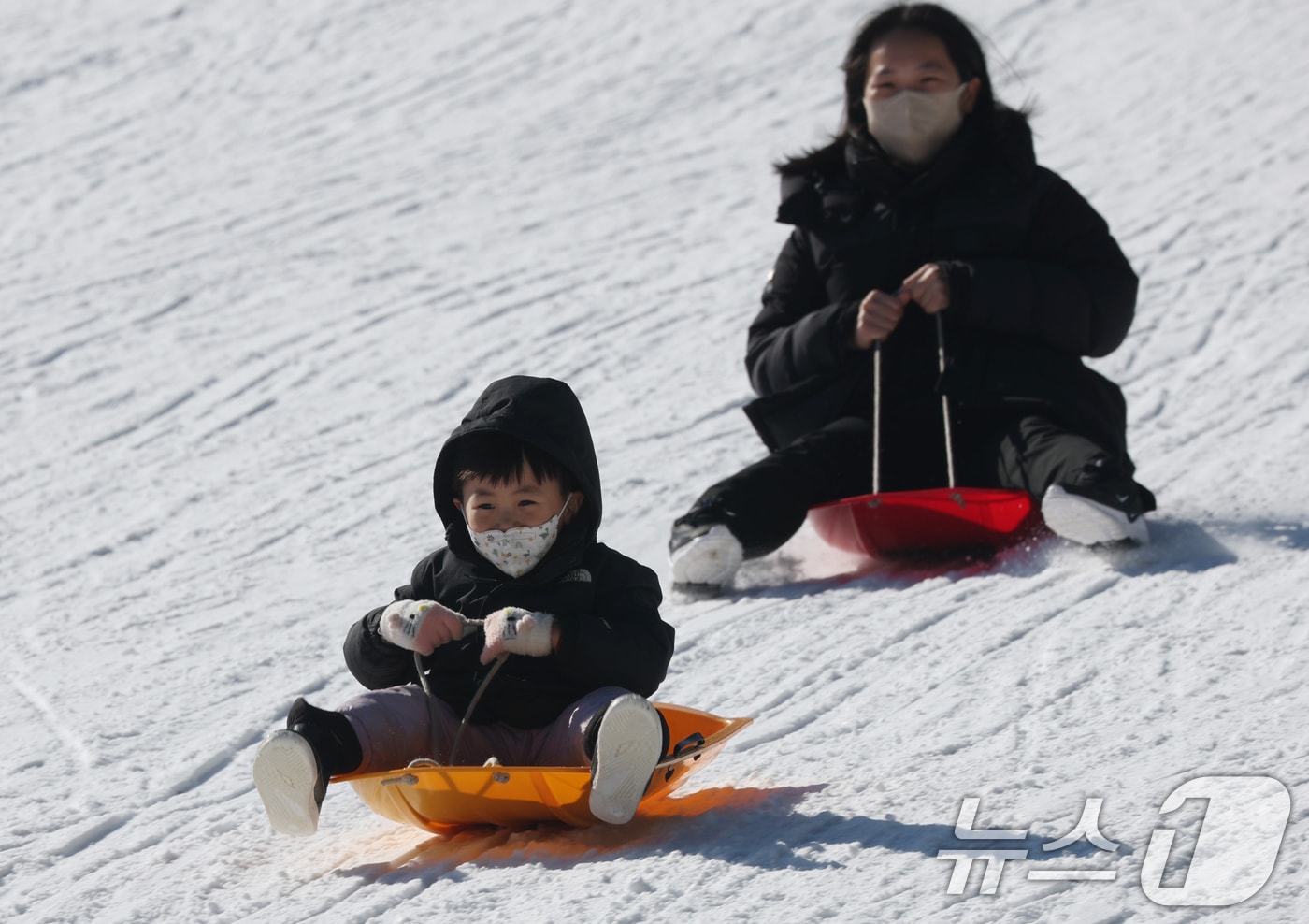 추운 날씨가 이어지고 있는 9일 경기 용인시 기흥구 한국민속촌 눈썰매장을 찾은 시민들이 신나게 눈썰매를 타고 있다. 2025.2.9/뉴스1 ⓒ News1 김영운 기자