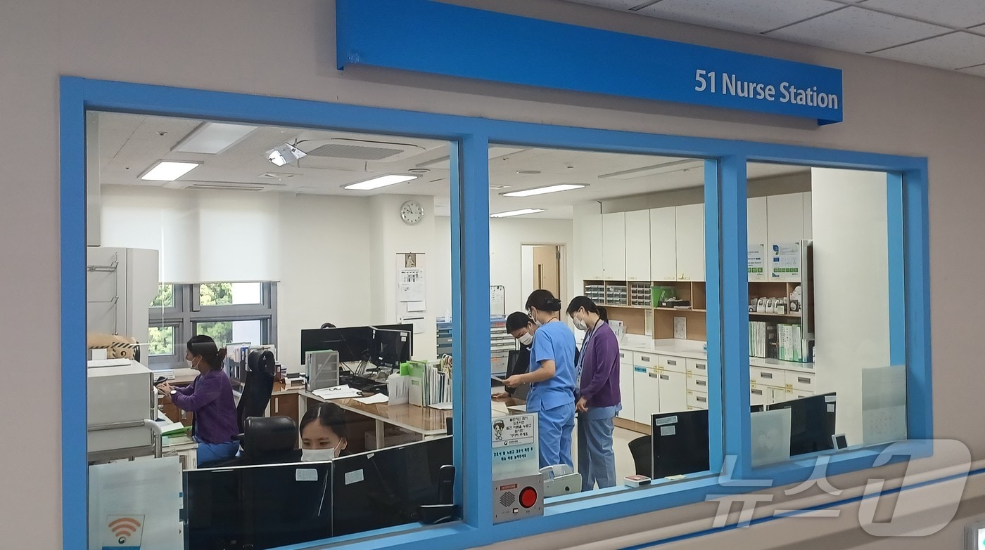 5일 경남 창원시 마산합포구에 위치한 국립마산(결핵)병원에서 간호사들이 결핵 환자에 대한 간호계획을 세우고 있다/질병청 제공