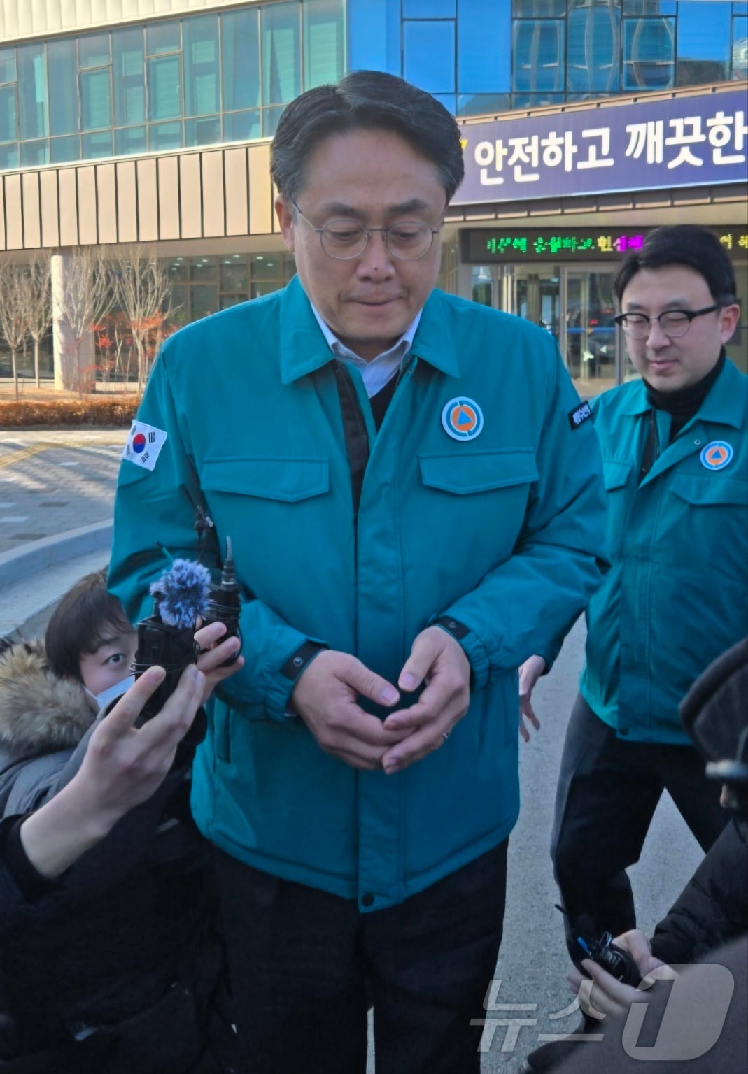 강도형 해양수산부 장관은 9일 여수해양경찰서를 찾아 취재진과 질의응답을 하고 있다.(독자 제공)2025.2.9/뉴스1