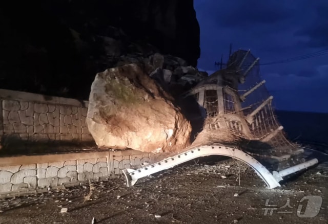 9일 5시쯤 경북 울릉군 북면 죽암 섬일주도로에서 낙석이 발생해 교통이 통제되고 있다. (울릉군제공) 2205.2.9/뉴스1 