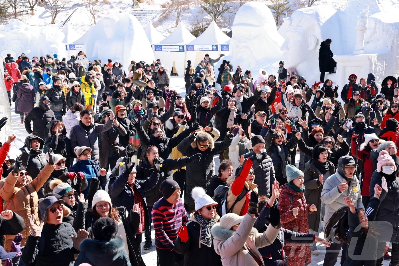 9일 강원도 태백시 당골광장에서 열린 '제32회 태백산 눈축제(2025 태백 겨울 축제)' 현장이 관광객들로 북적이고 있다. (태백시 제공) 2025.2.9/뉴스1 ⓒ News1 신관호 기자