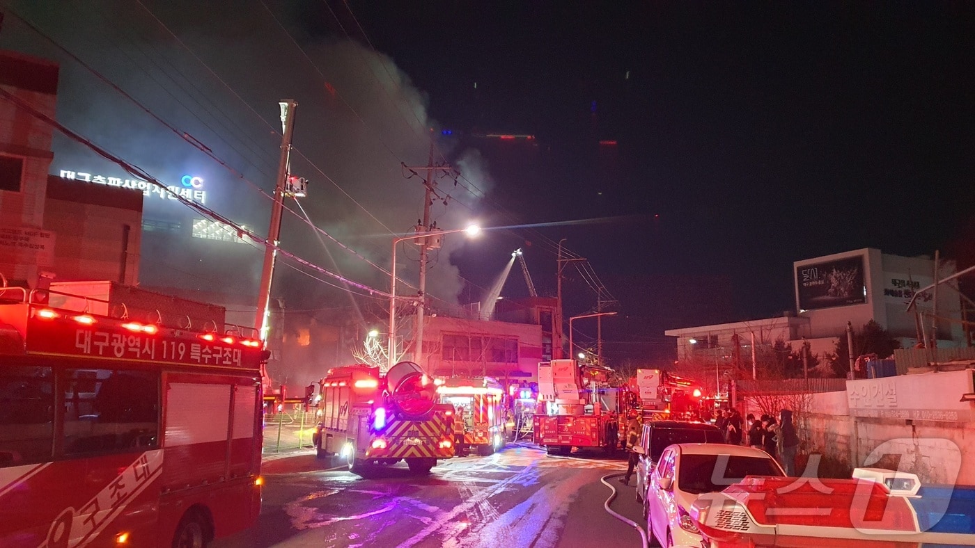 9일 오후 6시53분쯤 대구 달서구 장기동의 한 창고 건물에서 원인을 알 수 없는 불이 나 소방 당국이 불길을 잡고 있다. (대구소방본부 제공) 2025.2.9/뉴스1